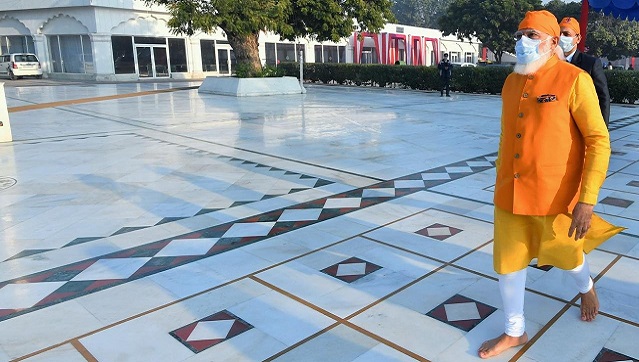 Narendra Modi visits Gurudwara Rakab Ganj in Delhi, tweets 'feeling extremely blessed' in Punjabi Narendra Modi visits Gurudwara Rakab Ganj in Delhi, tweets 'feeling extremely blessed' in Punjabi