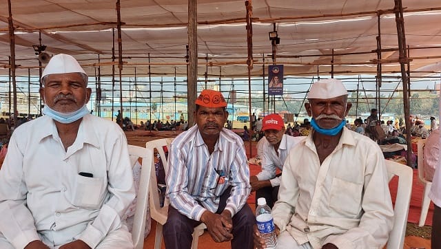 Isram Yashwant Lilke (L) says that the APMC allows a profit for middlemen as well as the farmers and is necessary even if it’s flawed. Firstpost/Natasha Trivedi