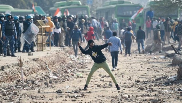 Farmers' protest: Violence at Singhu after 'locals' clash with protesters; thosuands gather in Muzaffarpur supporting BKU Farmers' protest: Violence at Singhu after 'locals' clash with protesters; thosuands gather in Muzaffarpur supporting BKU