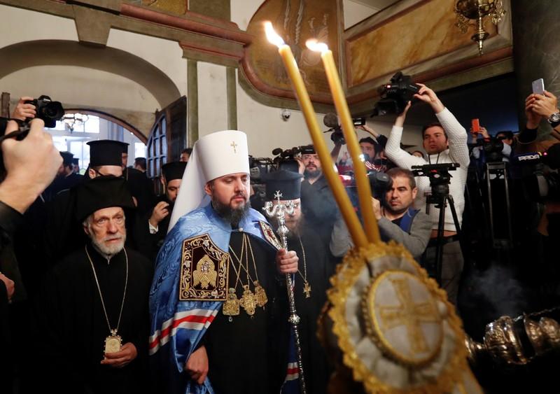 Ecumenical Patriarch signs decree granting Ukraine church independence ...