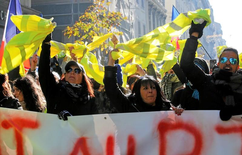 Clashes erupt in Paris as 'yellow vests' protest at unrepentant Macron Clashes erupt in Paris as 'yellow vests' protest at unrepentant Macron