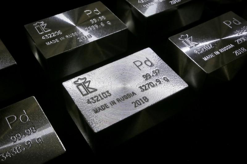 Palladium breaks above 1400 on supply deficit gold eases