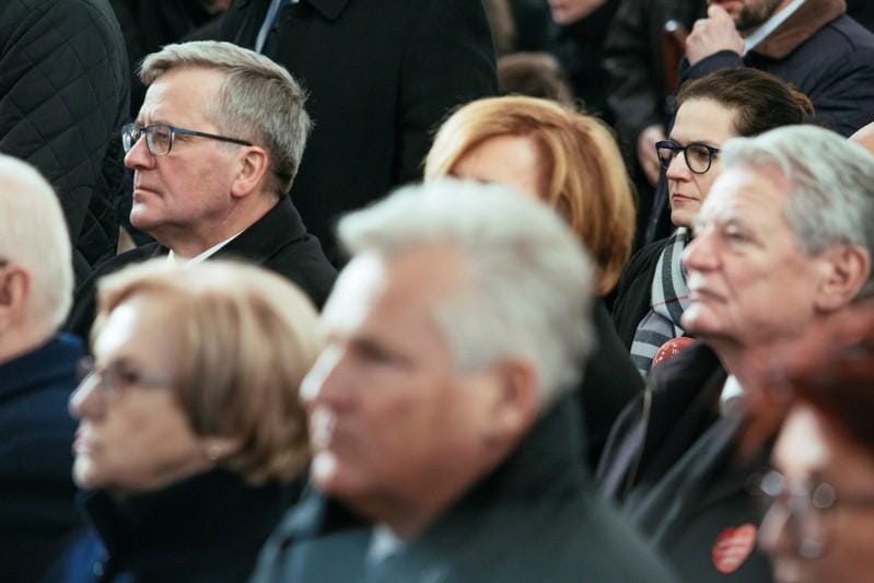 Murdered Polish mayors funeral draws crowd of 45000 in Gdansk