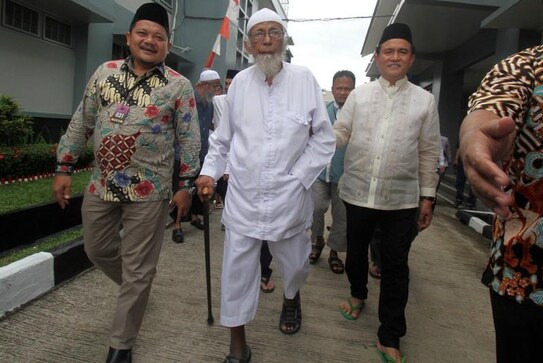 Indonesia backtracks on unconditional release of cleric linked to Bali bombing Indonesia backtracks on unconditional release of cleric linked to Bali bombing