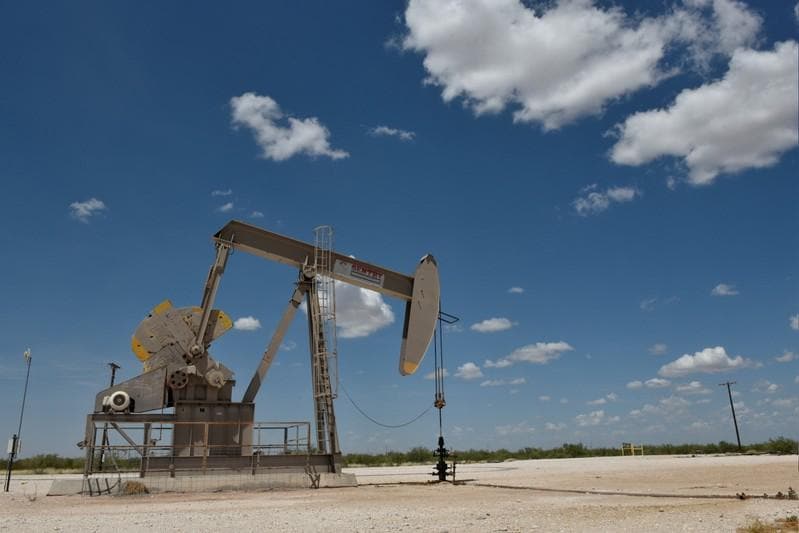 Oil steady as US gasoline glut offsets Venezuela turmoil