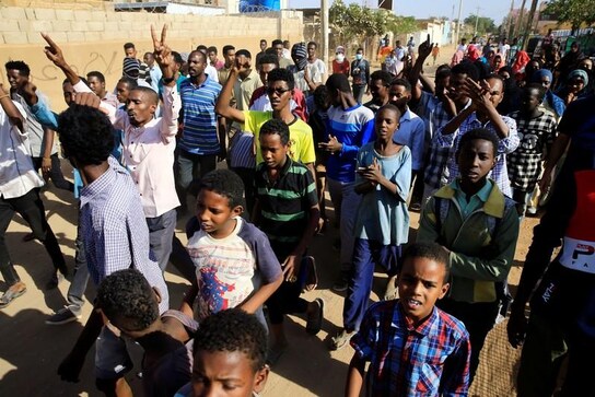 Sudan opposition leader says Bashir "must leave" as hundreds march Sudan opposition leader says Bashir "must leave" as hundreds march