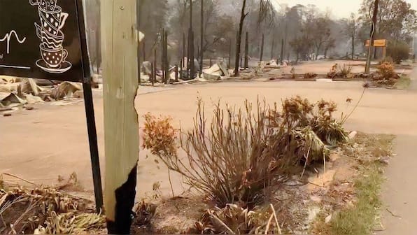 Military moves in to help mass-scale evacuation from Australian bushfires