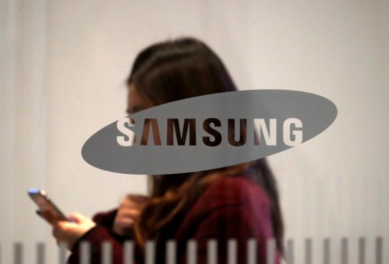 Samsung Electronics says fourth-quarter profit slumped 34%, flags gradual chip recovery Samsung Electronics says fourth-quarter profit slumped 34%, flags gradual chip recovery