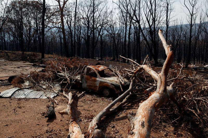 Heatwave threatens to stoke Australia’s deadly bushfires despite containment efforts