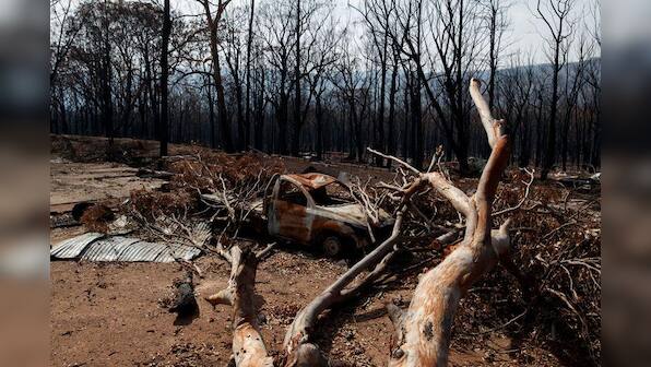 Heatwave threatens to stoke Australia's deadly bushfires despite containment efforts