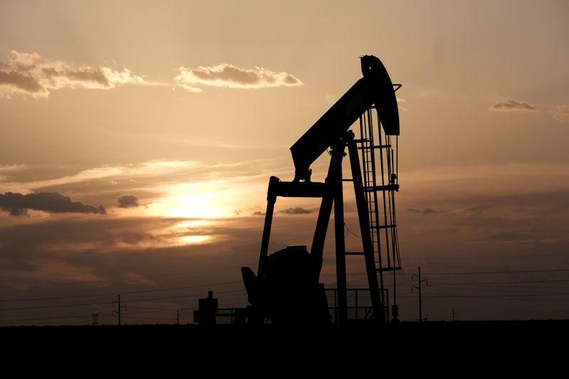 Oil falls as pandemic fuel demand threat faces US crude drawdown