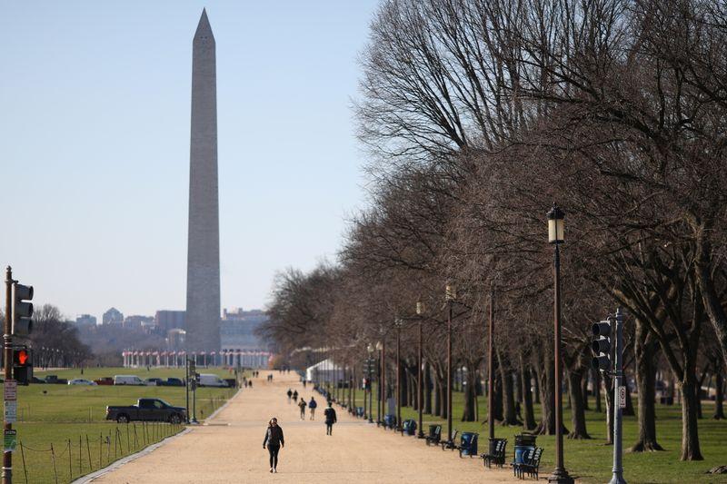 US closing landmarks announces vehicle checks in Washington for inauguration