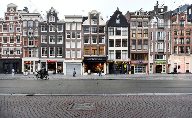 Thousands protest in Amsterdam against Dutch coronavirus lockdown