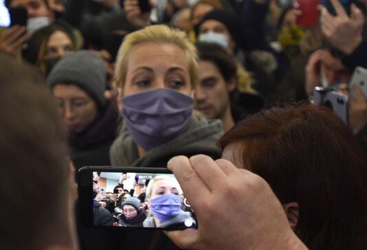 "Are you detaining me?" Navalny flies home, and straight into trouble "Are you detaining me?" Navalny flies home, and straight into trouble