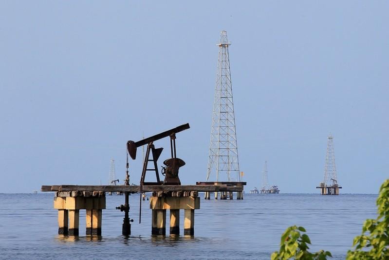 Oil drops as global economic concerns grip market