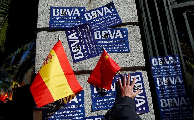 Hundreds of Chinese protest against BBVA in Madrid