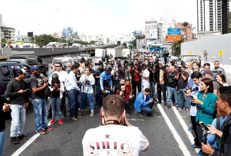 Venezuelas Maduro threatens border closure to block humanitarian aid