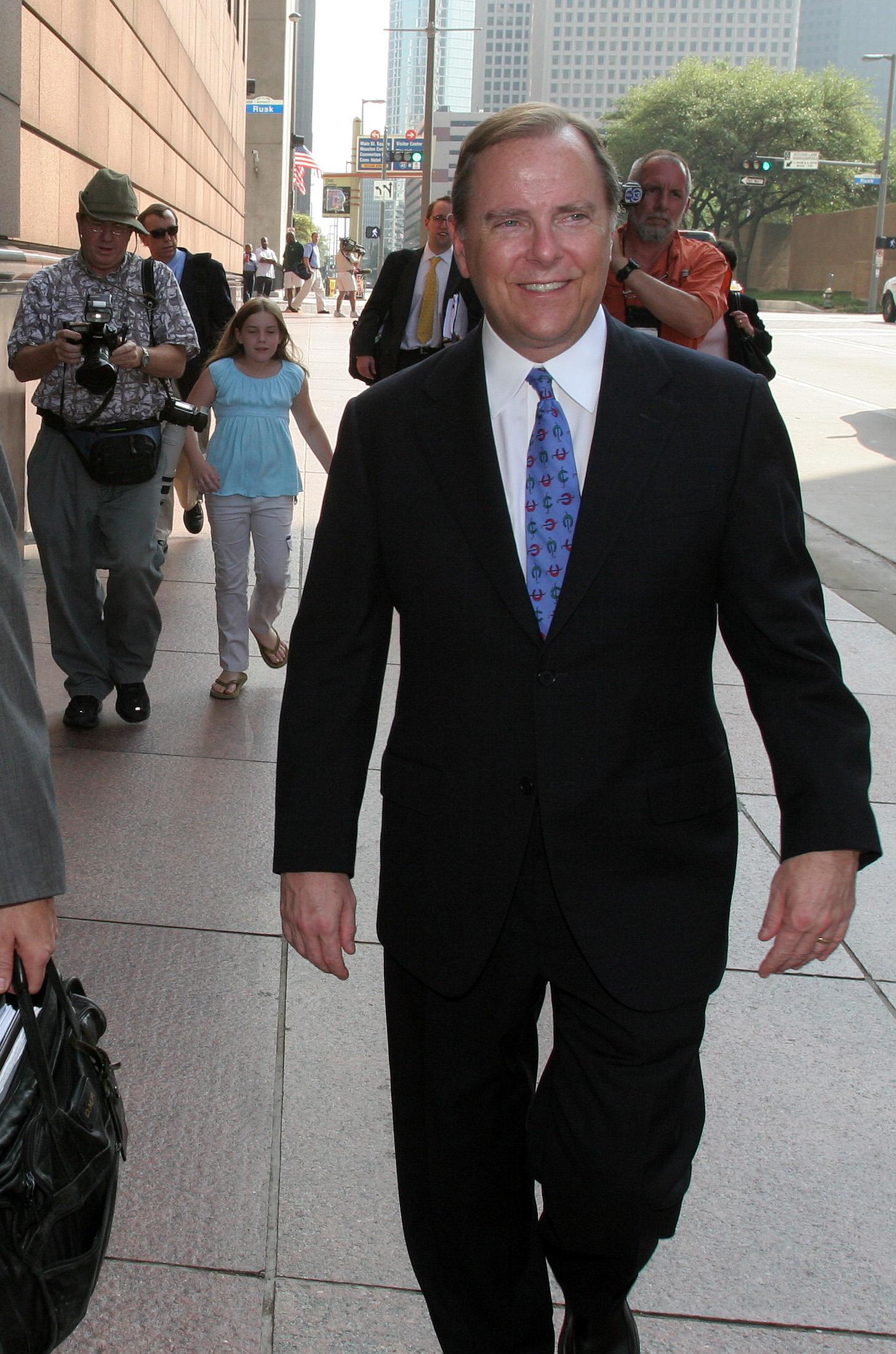 Former Enron CEO Jeffrey Skilling released from federal custody – Firstpost