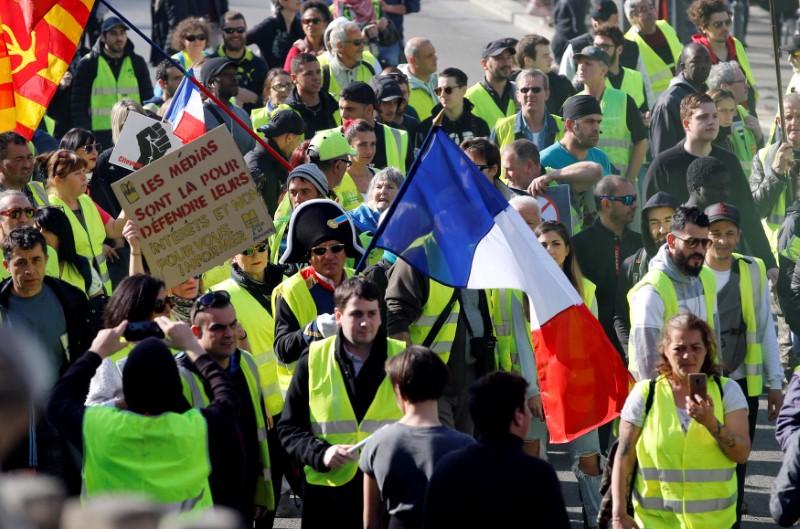 Thousands march as Frances yellow vest protests rumble on