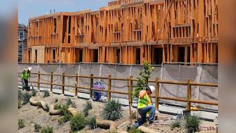 U.S. housing market mired in weakness; confidence rebounds