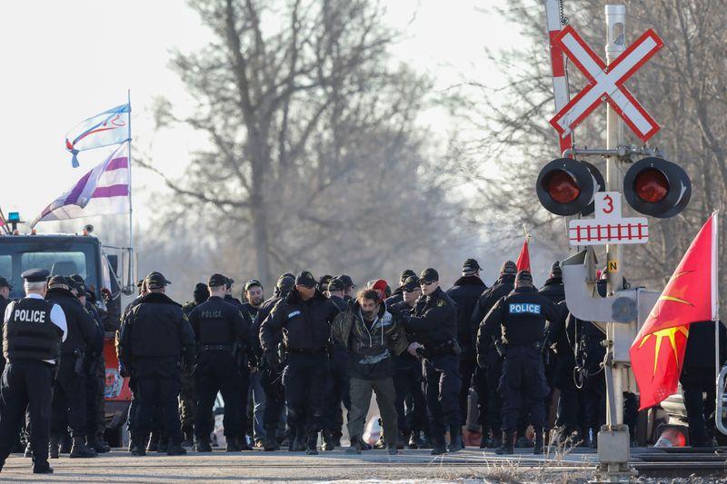 Canadian police clear indigenous rail blockade, arrest 10 Canadian police clear indigenous rail blockade, arrest 10