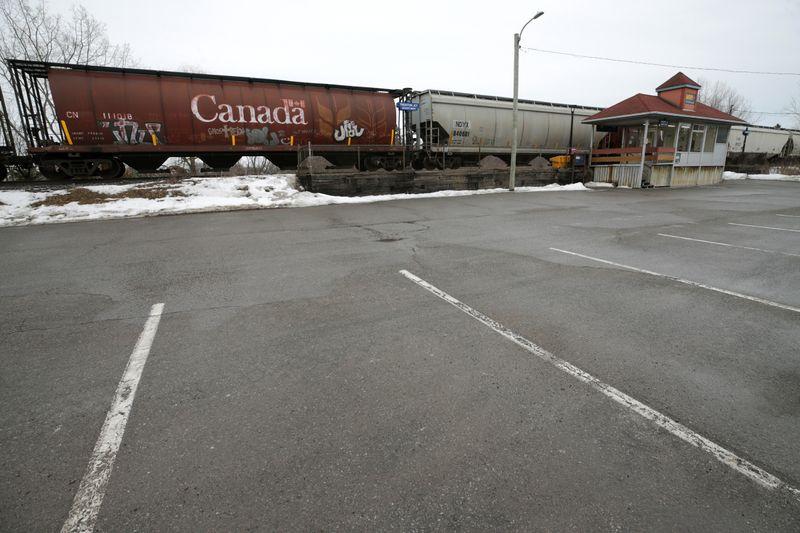 Canada hit by new rail, road barricades following arrests of indigenous protesters Canada hit by new rail, road barricades following arrests of indigenous protesters