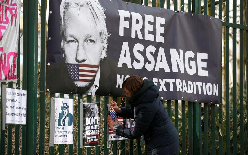 Assange complains he cannot follow U.S. extradition hearing