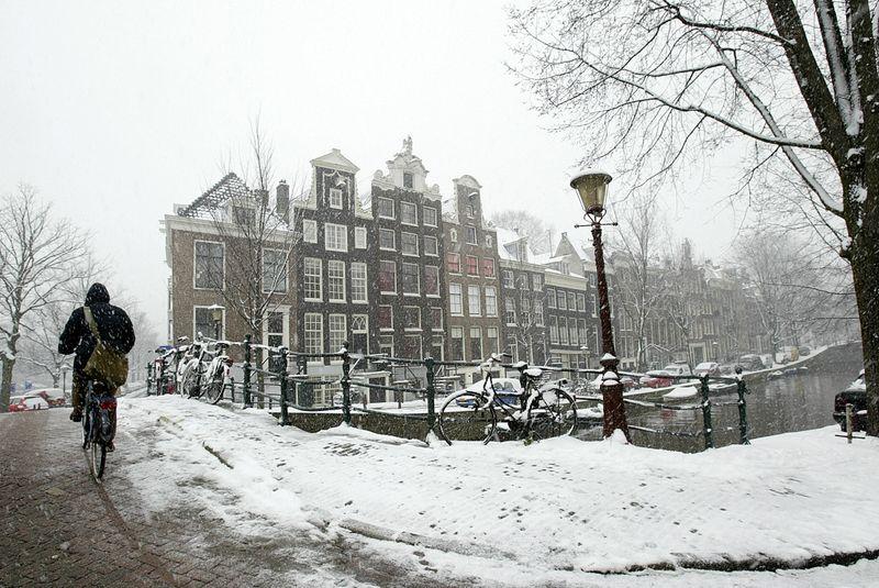 Lockdown by nature  Dutch told to stay home as blizzards blast in