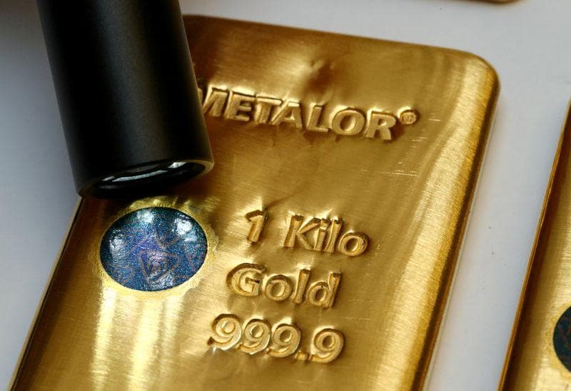 Gold steadies as dollar pauses platinum set for over 10 weekly gain