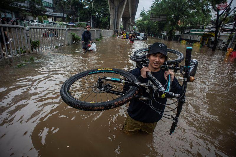 Indonesian capital slammed by monsoon floods more than 1000 forced to evacuate