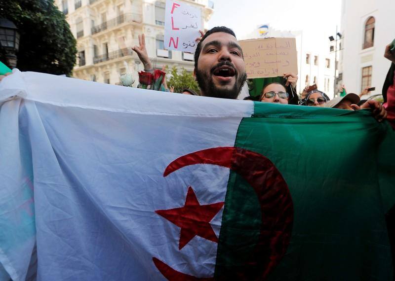 Algeria war veterans back protests demanding end to Bouteflika’s rule
