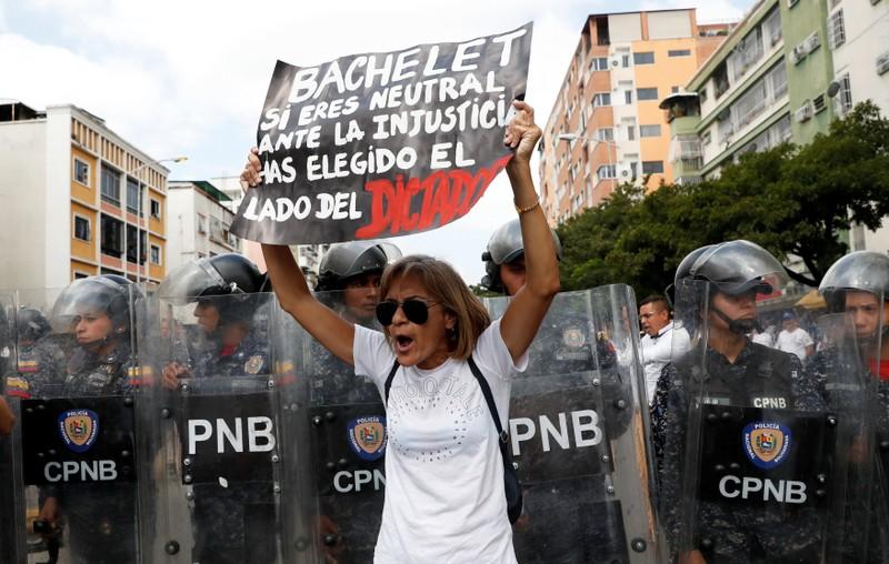 Opposition protesters scuffle with police as Venezuelas lights flicker