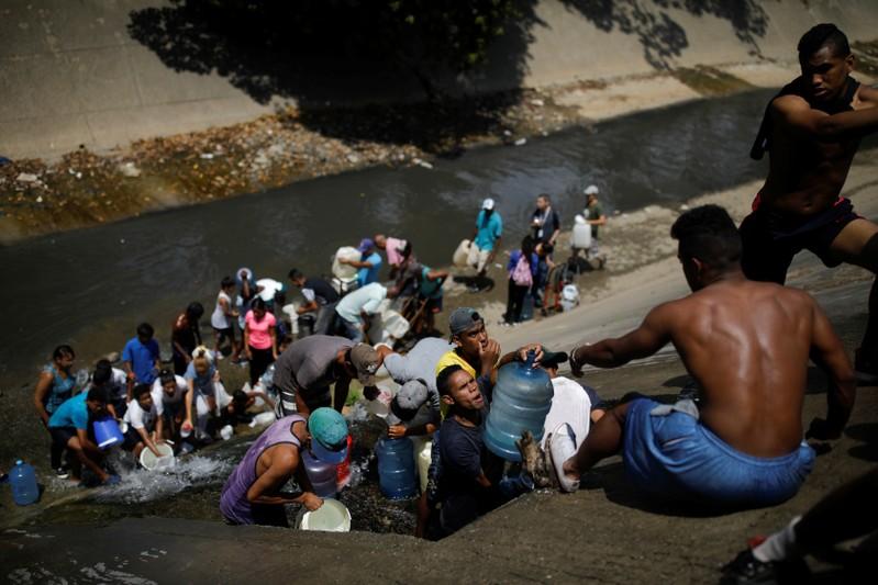 Desperate Venezuelans swarm sewage drains in search of water Desperate Venezuelans swarm sewage drains in search of water