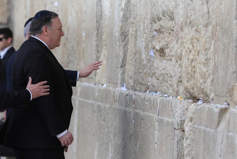 Pompeo in first accompanies Israeli PM to Jerusalems Western Wall