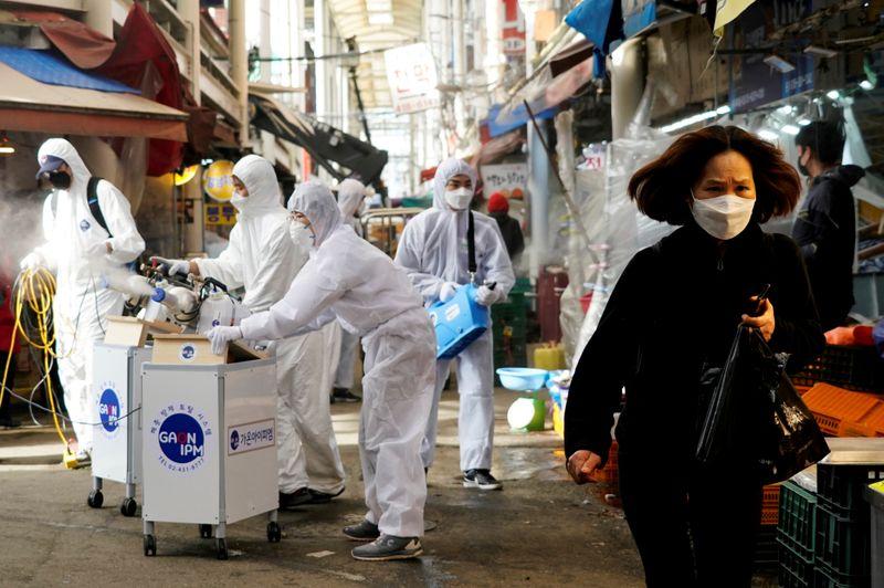 U.S. officials talk down coronavirus market panic, tout economic strength