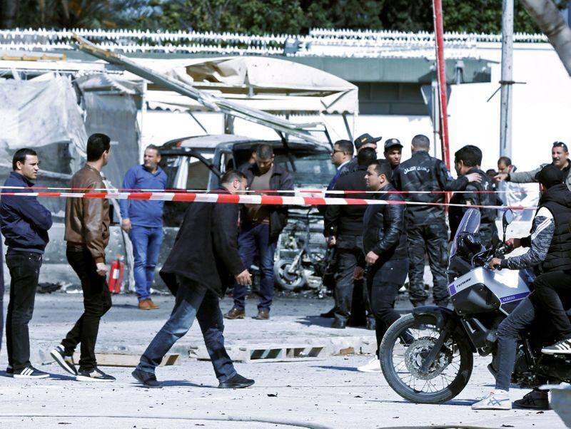 Blast outside U.S. Embassy in Tunisia kills policeman Blast outside U.S. Embassy in Tunisia kills policeman