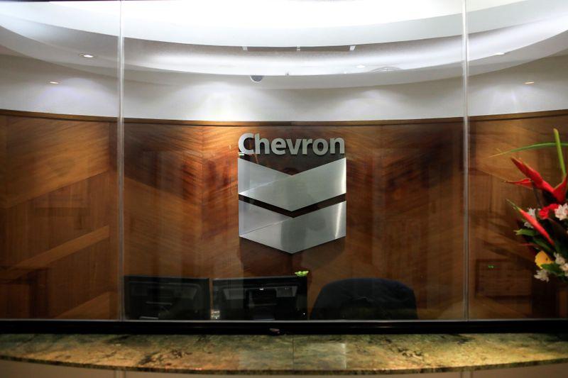 Exclusive US discussing nonrenewal of Chevrons Venezuela waiver moves to cut oil trade  sources