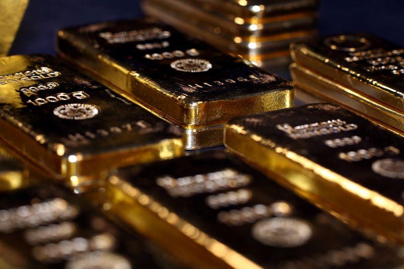 Gold prices ease as investors cover margins
