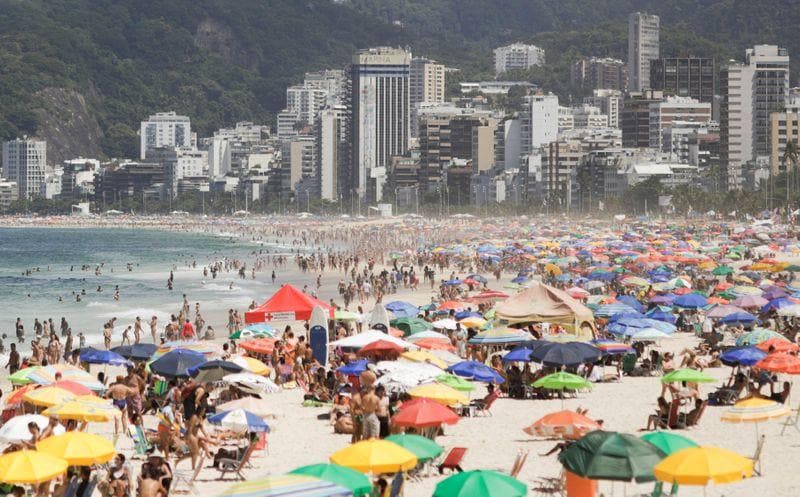 Coronavirus outbreak threatens Rios beloved beach days