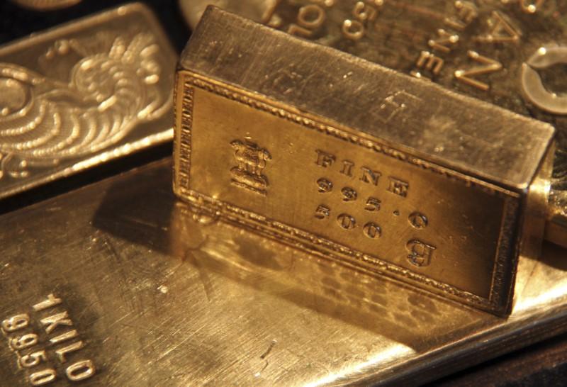 Gold drops as investors cash out dollar surges