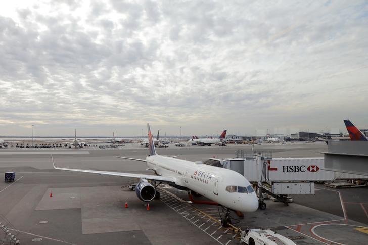 Hundreds of US flights canceled after air traffic coronavirus cases