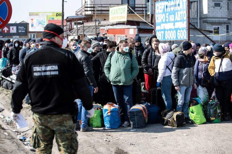 Thousands of Ukrainians waiting at Polish border to get home