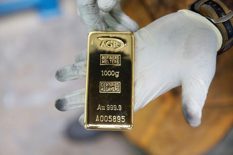 gold slides size 11