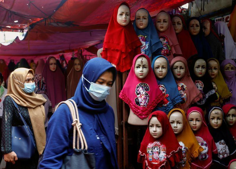 Indonesian girls traumatized by push to wear hijab - HRW report Indonesian girls traumatized by push to wear hijab - HRW report