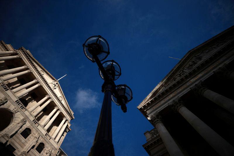 Bank of England ratesetters play down inflation worries