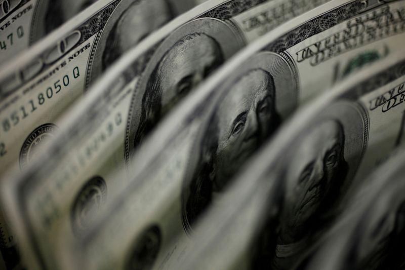 Dollar finds footing on US economy as euro and yen falter