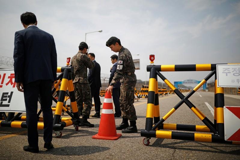 Leaders of two Koreas head for historic summit at DMZ