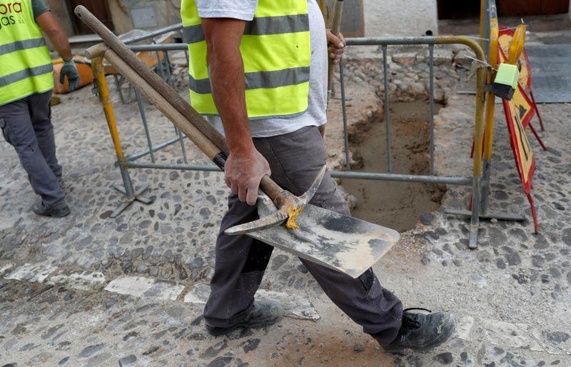 Masks, thermometers for Spaniards gradually going back to work Masks, thermometers for Spaniards gradually going back to work