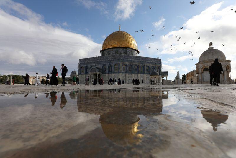 Prayers at Jerusalems alAqsa mosque compound suspended for Ramadan  Muslim clerics
