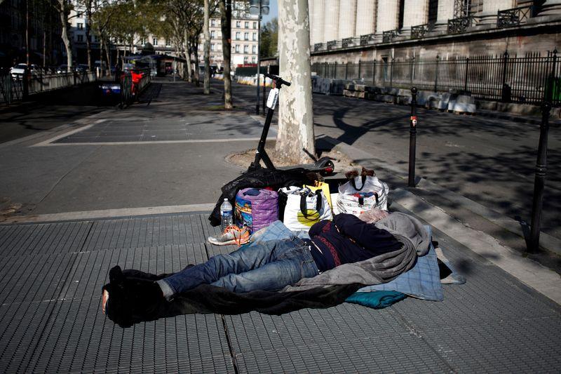 Less money but more attention for the homeless of Paris during lockdown